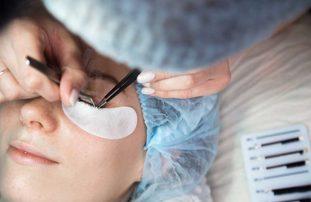 Do czego służy cleaner do rzęs? Czemu jest niezbędny w pracy profesjonalnych stylistek?